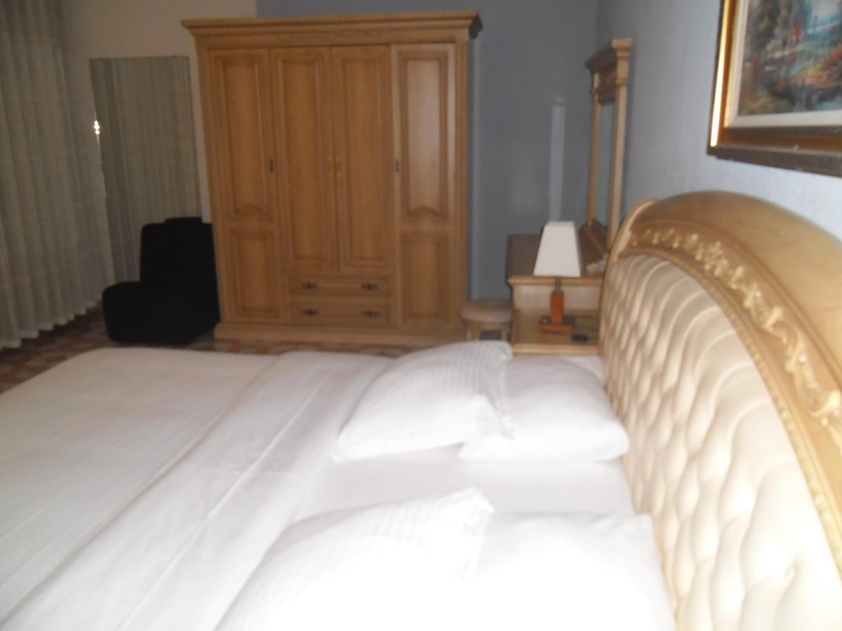 Hotel Vivi Palace マタディ エクステリア 写真